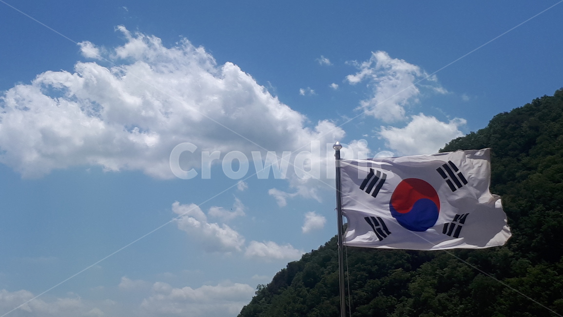 태극기,하늘,산,구름,맑은하늘,국기,바람