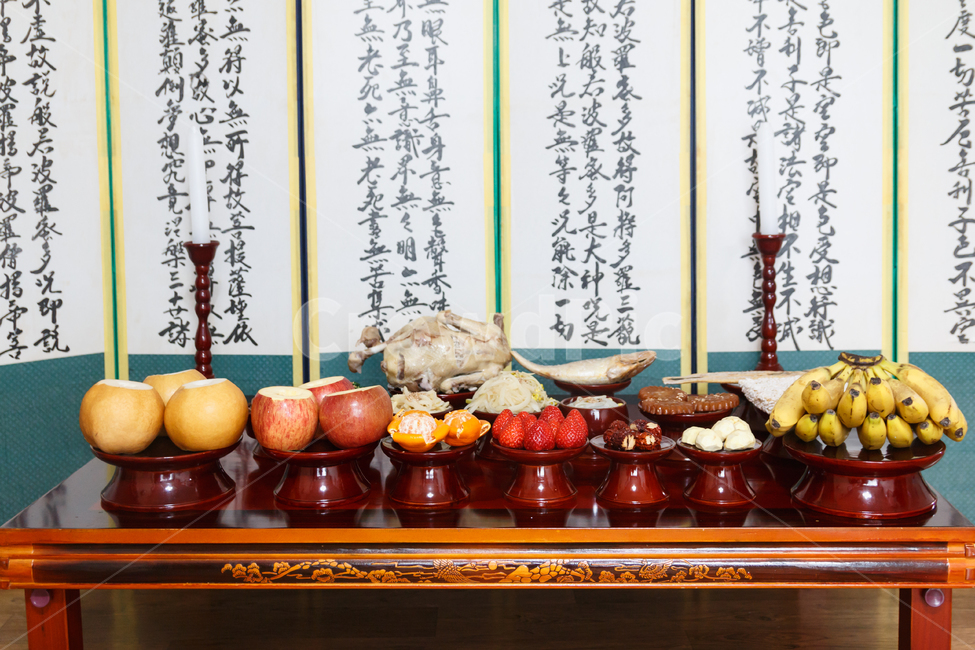 제사,제사상,차례상,병풍,설,명절,차례,설날,추석,제물,전통,음식,과일,육류,고기,양초,한자,풍성한,문화,촛불,경건한,엄숙한,초,촛대,배,사과,바나나,수육,딸기,목기,나물,한국전통,유교,유교전통,유교문화,한국문화,향,정갈한,관습,예절,조상,북어포,한과,한국전통,한국문화,korean traditional,korean culture,음식,식재료,요리,food,cook,meal,dishes,food reserves