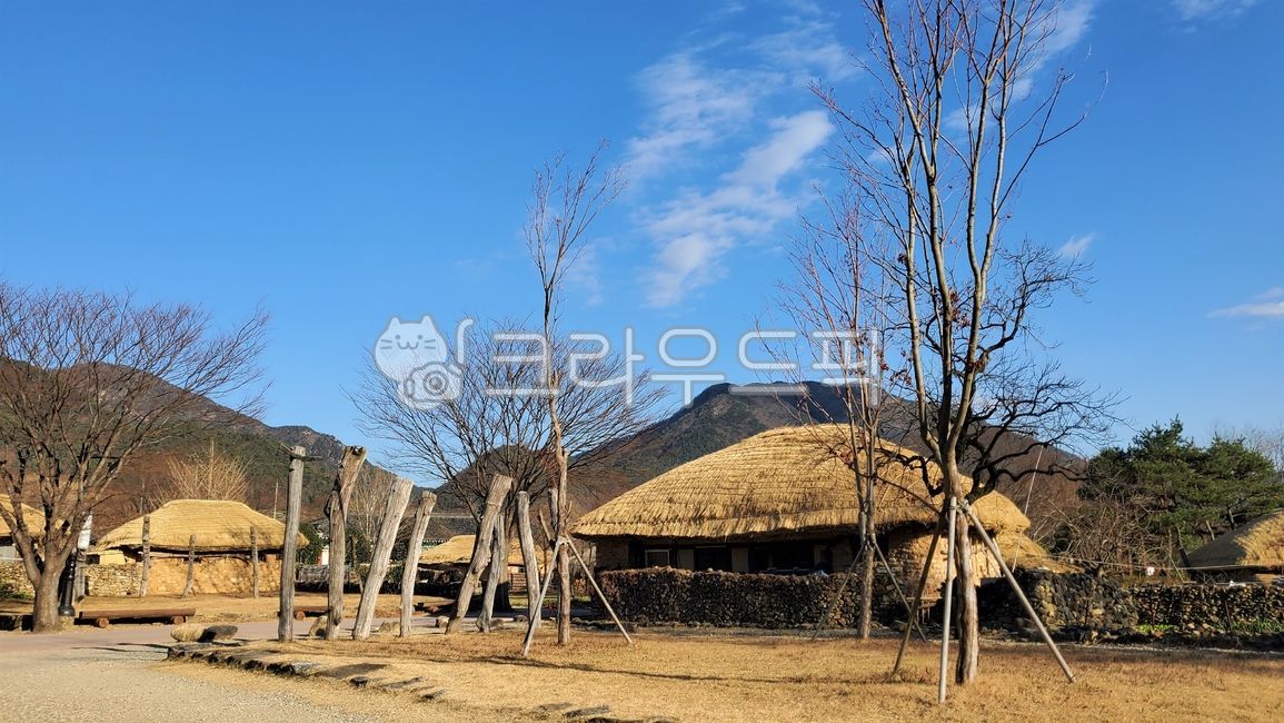 sky,blue sky,countryside scenery,old house,old village,countryside,thatched house,old town,winter tree,branch,cloud,village scenery,Rural village scenery,Town,cottage,country village,sky scenery,cloud scenery,traditional house