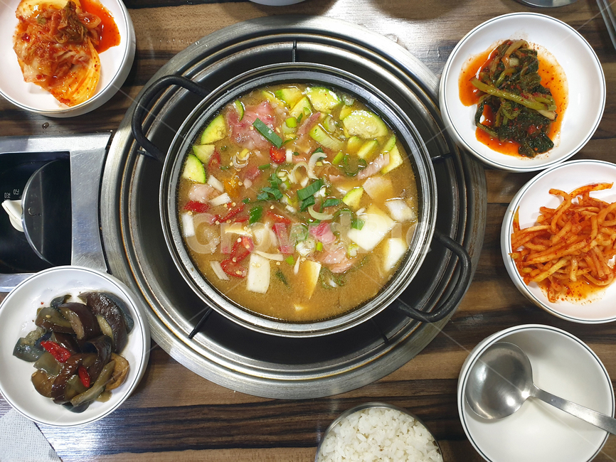 차돌된장찌개,된장찌개,한식,한국요리,레시피,점심,점심식사,점심메뉴,메뉴,맛집,식당,recipe,bowl,사발,dish,요리,food,음식,meal,식사,냄비,그릇,접시,반찬,김치,kimchi,cook,조리,가스렌지,음식,식재료,요리,food,cook,meal,dishes,food reserves,한식,한국음식,한국요리,korean food,korean dishes,korean meal,korean cook