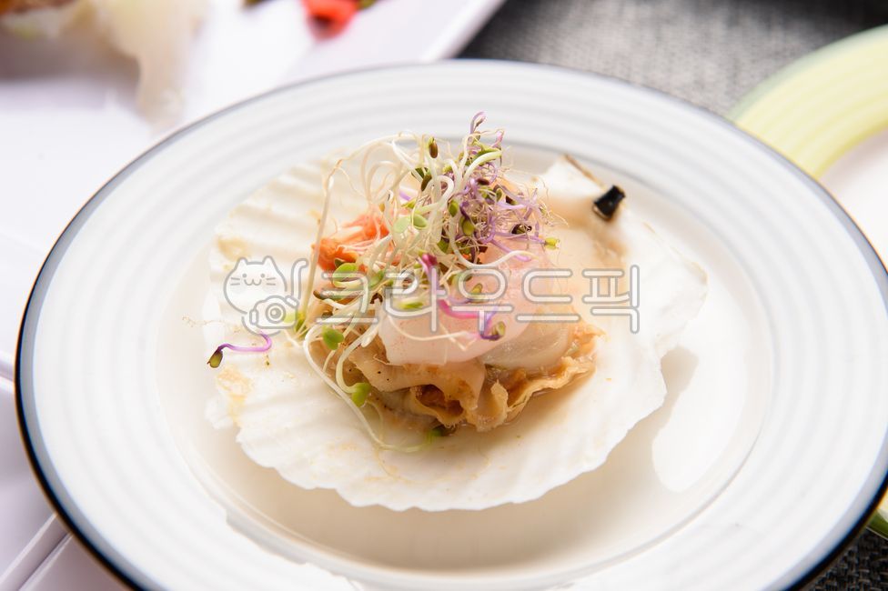 가리비,가리비찜,새우,해산물,조개,샐러드,담백한,맛있는,건강한,하얀,흰접시,플레이팅