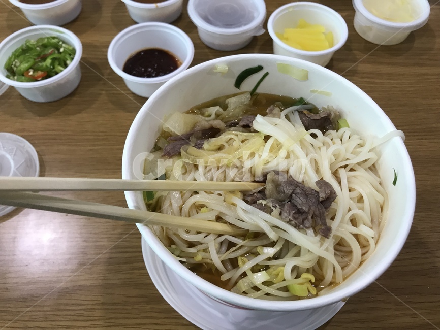 쌀국수,배달음식,면요리,음식,식사,나무젓가락,단무지,ricenoodles,deliveryfood,food,noodles,dine,woodenchopsticks,chopsticks,pickledradish