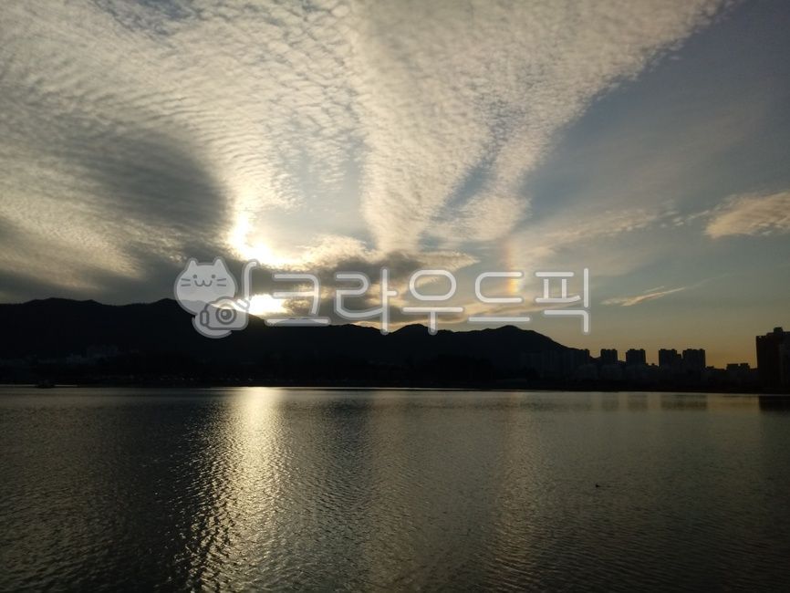 sky,cloud,cloud movement,magnificent,calm lake,sky lake