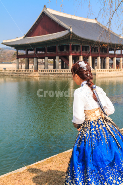 경복궁,경회루,한복,여성,전통,복장,의복,비단,실크,연못,궁전,궁궐,문화,문화유산,유적,풍경,경치,봄,나뭇가지,고운,자태,아름다운,우아한,건물,건축,기와,기와지붕,고궁,댕기머리,패션,서울,한국전통,한국문화,korean traditional,korean culture,한복,한국전통의상,hanbok,korean traditional clothes,랜드마크,landmark,tourist attraction,한국랜드마크,한국관광지,한국명소,korea landmark,korea tourist attraction,사람,인물,인간,human,person,여성,여자,woman,female,lady,건축물,건물외관,exterior,building,structure,architecture,construction