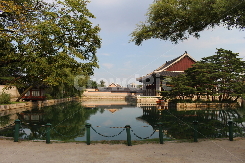 하늘,구름,전통,호수,기와,마루,창,한국,자연,천장,평화로운,지붕,나무,길,환경,한국전통,한국문화,korean traditional,korean culture,랜드마크,landmark,tourist attraction,한국랜드마크,한국관광지,한국명소,korea landmark,korea tourist attraction,건축물,건물외관,exterior,building,structure,architecture,construction
