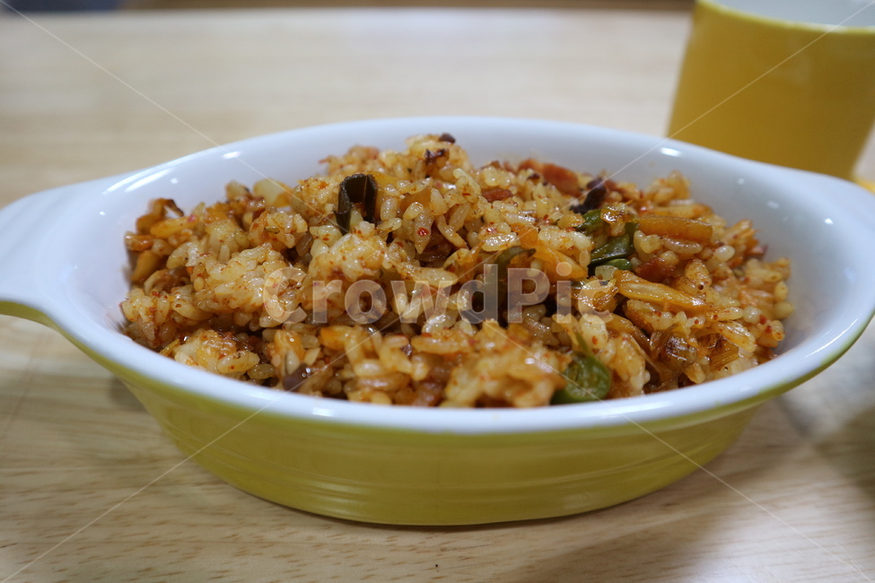 김치볶음밥,볶음밥,김치,한식,한국음식,요리,음식,자취생,자취요리,한국문화,접시,노란색,매운음식,식재료,점심식사,야식,레시피,food,cook,meal,dishes,friedrice,korea,koreanfood,koreancook,kimchi,runch,foodingredients,spicy,recipe,koreandishes,koreanmeal,koreantradition,한국요리,쌀,볶음음식,볶음요리,플레이팅,김치요리,김치음식