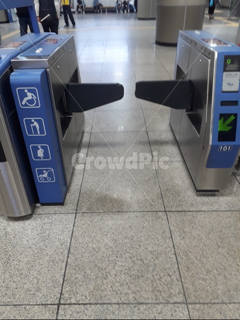 ticketbarrier,disabled gate,turnstile,subway turnstile,subway gate,gate