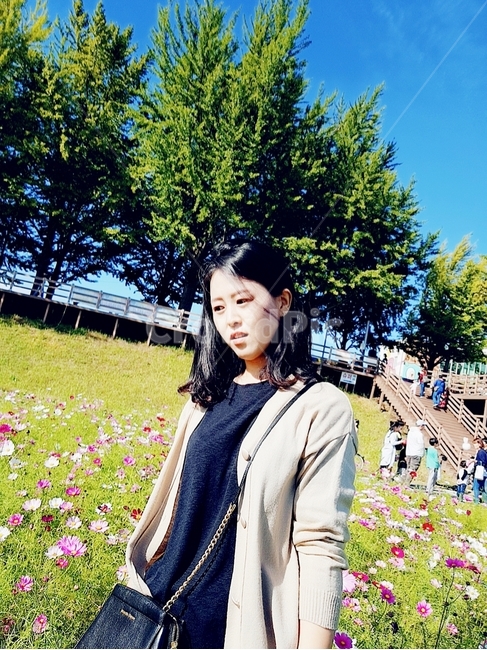 봄,코스모스,화창함,여자,미소,휴식,힐링,나들이,꽃,하늘하늘