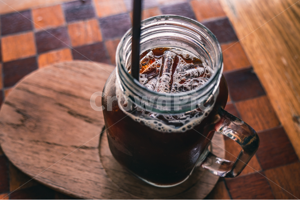 아메리카노,아이스,원목테이블,원목,음료,카페,아이스아메리카노,컵,유리컵,얼음,ice,cafe,coffee,icecoffee,americano,롱블랙,longblack,커피,체크무늬테이블,빨대,여름,커피,카페,coffee,cafe