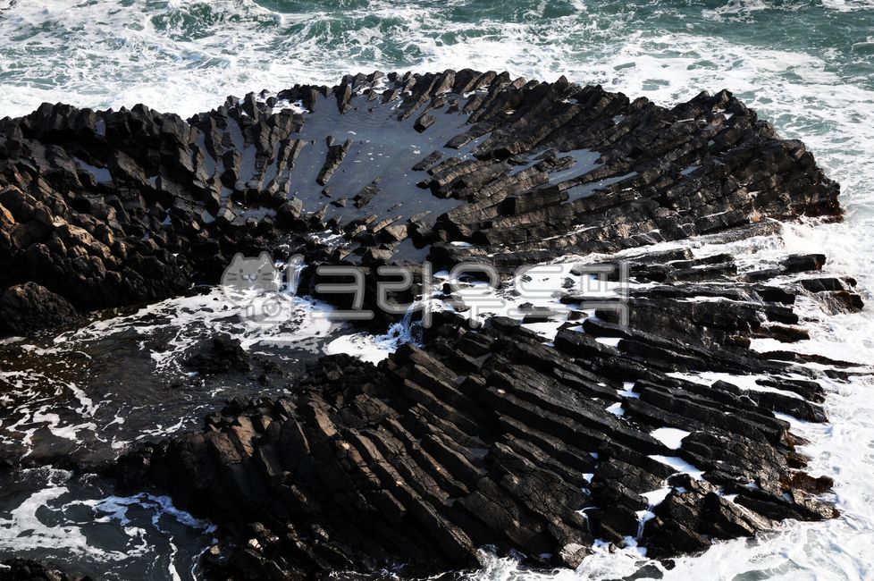 waves,shore,joints,ocean,rocky,cliffs,rocks,columnar,sea,water,seaweed,foam,coastline