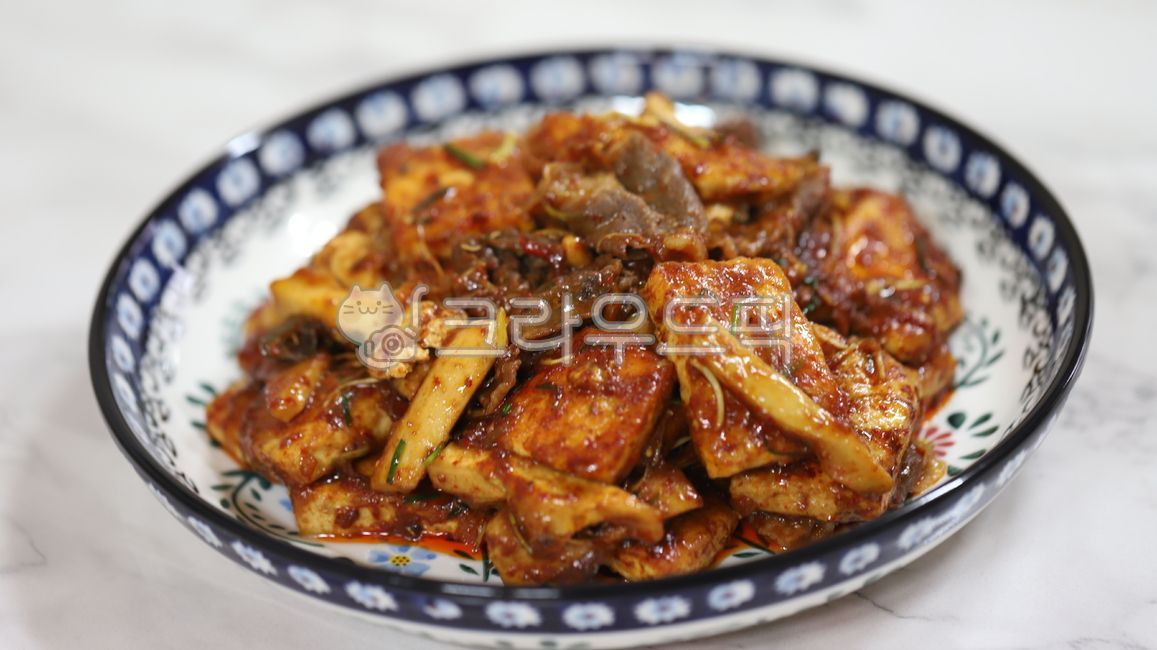 소고기,차돌박이,소고기두부조림,두부,버섯,참깨,plant,식물,야채,새싹,sprout,dish,요리,food,음식,meal,식사,한국음식,고춧가루,달래장,cook,koreanfood,양념,달래,redpepperpowder,seasoning,ingredient,접시,sesameseeds,식재료,plate,샐러드볼,육류,동물,meat,saledball,beancurd,조림,boiled,음식,식재료,요리,food,cook,meal,dishes,food reserves