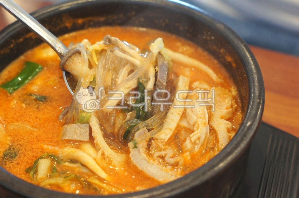 plating,soup,Beef intestine stew,bowl,tripesoup,Meat soup and rice,meatsoup,Korean food,kfood,cooking,Internal soup,foodpresentation,Gukbap,beeftripeandintestinesoup,stew,Korean cuisine,reserves,organmeatsoup,food,pottery,porkstew,earthen pot,Plating,eart