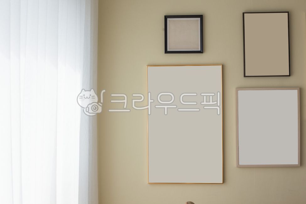 커튼,커텐,햇빛,그림자,창문,창가,화이트,벽,액자,빈액자,그림,인테리어