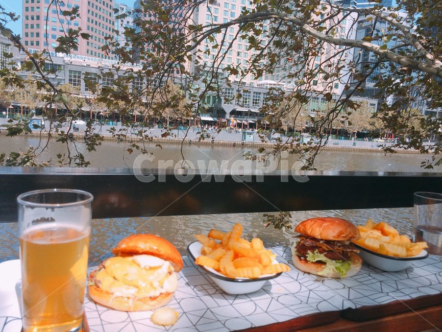 햄버거,음식,먹을것,맥주,멜버른,힐링,여유,감자튀김,강,나무,외국,낮,점심