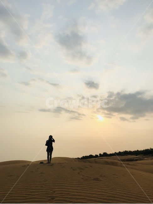 베트남,무이네,레드샌듄,사구,사막,일출,선라이즈,역광,자연,풍경,nature,landscape,해외,외국,세계,foreign,oversea,world,세계자연풍경,해외자연풍경,외국자연풍경,world nature landscape,사람,인물,인간,human,person,여성,여자,woman,female,lady,soil,흙,outdoors,옥외,sand,모래