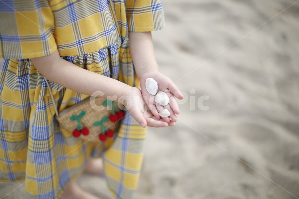 바다,부산,송정해수욕장,모래사장,조개,여자아이,노란원피스,sea,조개껍데기,해변,바다,beach,sea,사람,인물,인간,human,person,어린이,어린아이,child,children,kid