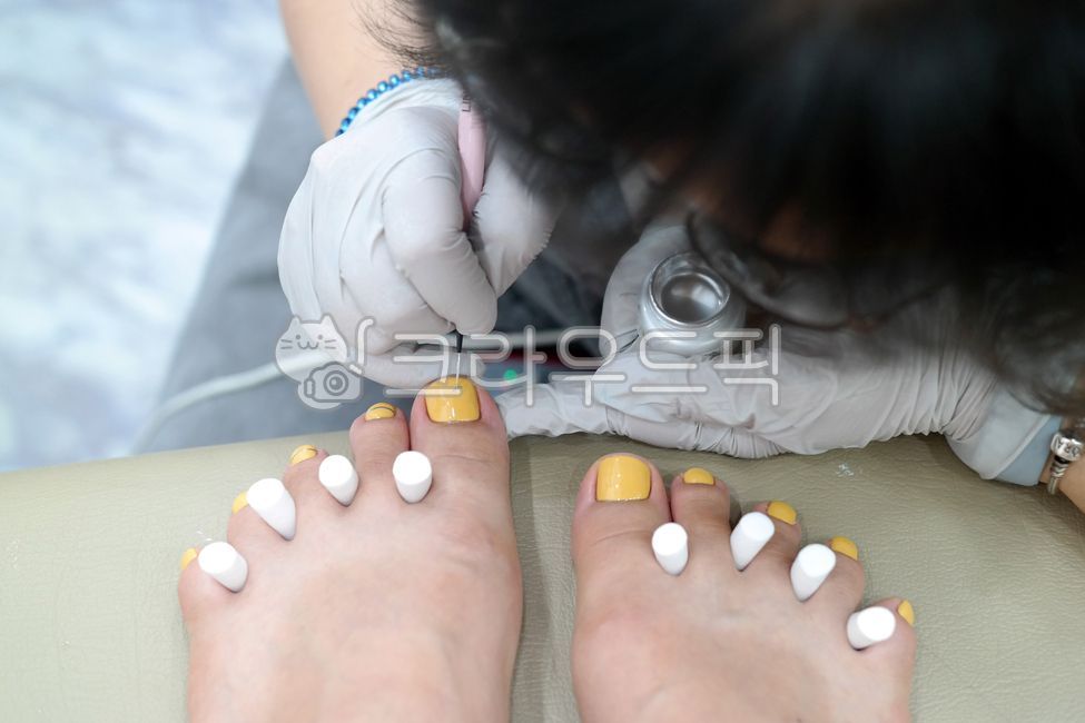 beauty,pedicure,bare foot,management,person,female,foot,foot care,toenail,toes