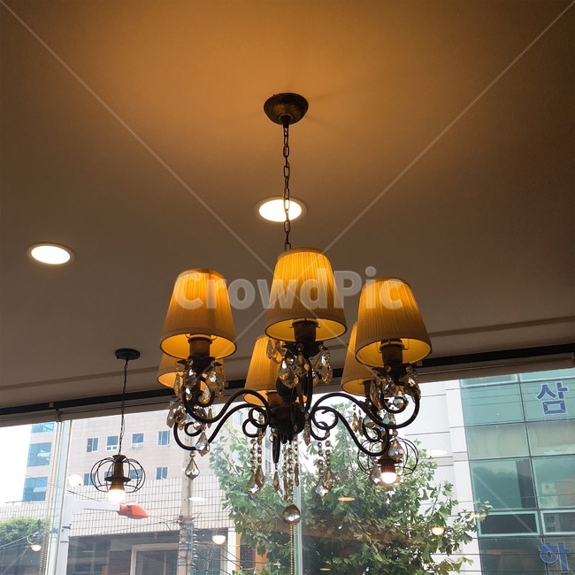 카페,감성,샹들리에,조명,분위기