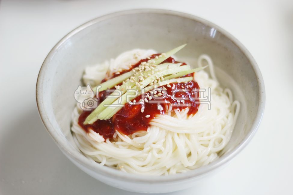 국수,비빔국수,고추장국수,면,면요리,소면,소면요리,비빔요리,비빔,매운국수,비빔면,비빔소면,음식,food,cook,meal,한끼,식사,요리,여름음식,매운음식,고추장소스,참깨,오이채,한식,간단한식사