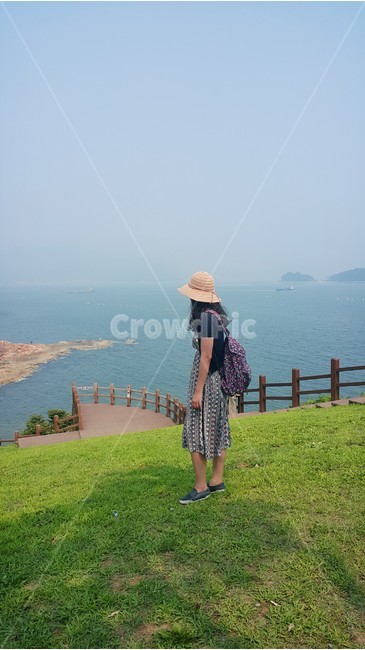여자,뒷모습,밀짚모자,바다,여행,잔디,풍경,하늘,가방,원피스,여름,통영,감성사진,목책,울타리,자연,풍경,nature,landscape,사람,인물,인간,human,person,여성,여자,woman,female,lady,여행,휴가,traveling,vacation,trip,shorts,반바지,hat,모자,sun hat,태양 모자