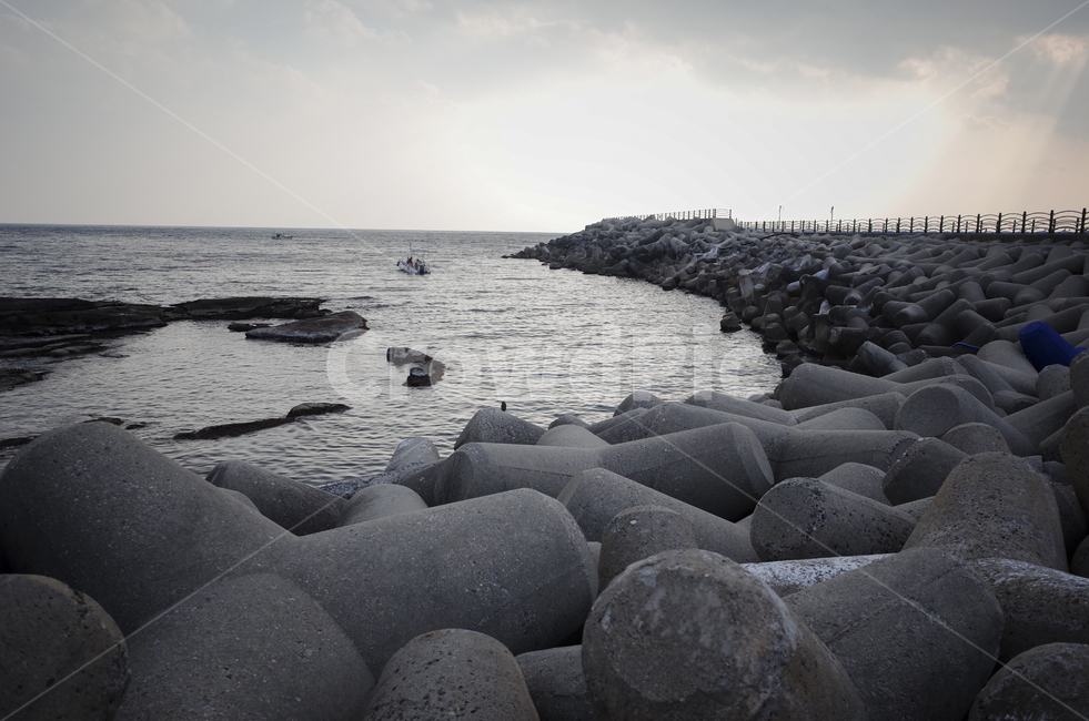 water,물,ocean,대양,nature,자연,outdoors,옥외,sea,바다,shoreline,해안선,coast,연안,beach,해변,바닷가,rock,바위,방파제,seawall