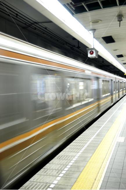 지하철,도시,플랫폼,오사카,일본,아시아,빠름,transportation,교통,trainstation,terminal,차량,vehicle,기차역,train,기차,실내,지하도,교통,교통수단,traffic,transportation