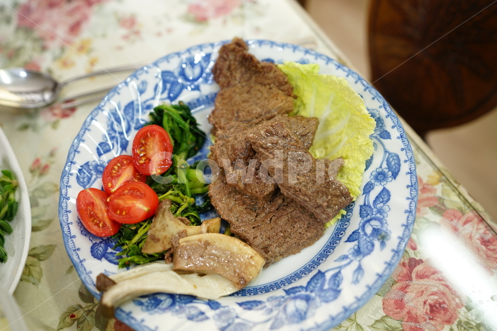 스테이크,야채,고기,토마토,식사,음식,디너,집밥,먹방,푸드,요리,저녁식사,컬러,육류,음식,식재료,요리,food,cook,meal,dishes,food reserves,육류,고기,meat