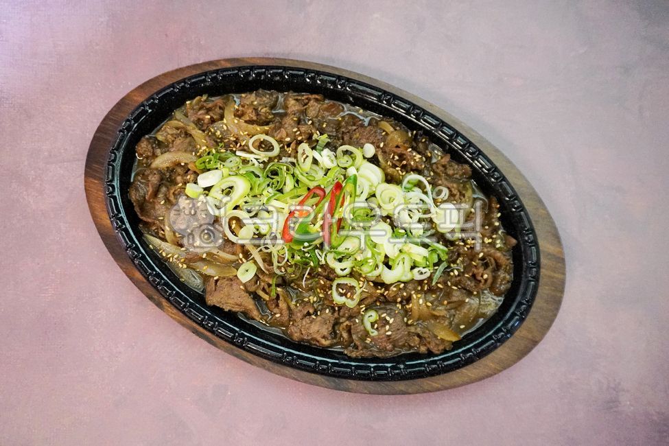 Pork bulgogi,pork,stir-fry,bulgogi,soy sauce bulgogi,stir-fried pork bulgogi,food,ingredients,cooking,food,cook,beer house,pub,beer snack,soju snack,soju,meal,Korean food,Korean cuisine,Korean food