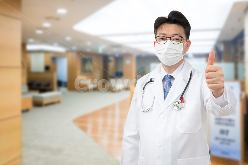 coronavirus,covid19,의사,코로나,건강,보건,의료,1명,1인,한국인,중국인,일본인,아시아인,남자,중년,중장년,4050세,40대,50대,카피스페이스,여백,닥터,청진기,건강관리,병원,유니폼,흰색,하얀색,공간,카피스페이스,마스크,일회용,일회용마스크,전염,전염병,상반신,핸드모션,손짓,바이러스,방역,코로나바이러스,엄지손가락,최고,제일,신종,과학,동양인,건강검진,의료,의학,병원,medical,hospital,clinic