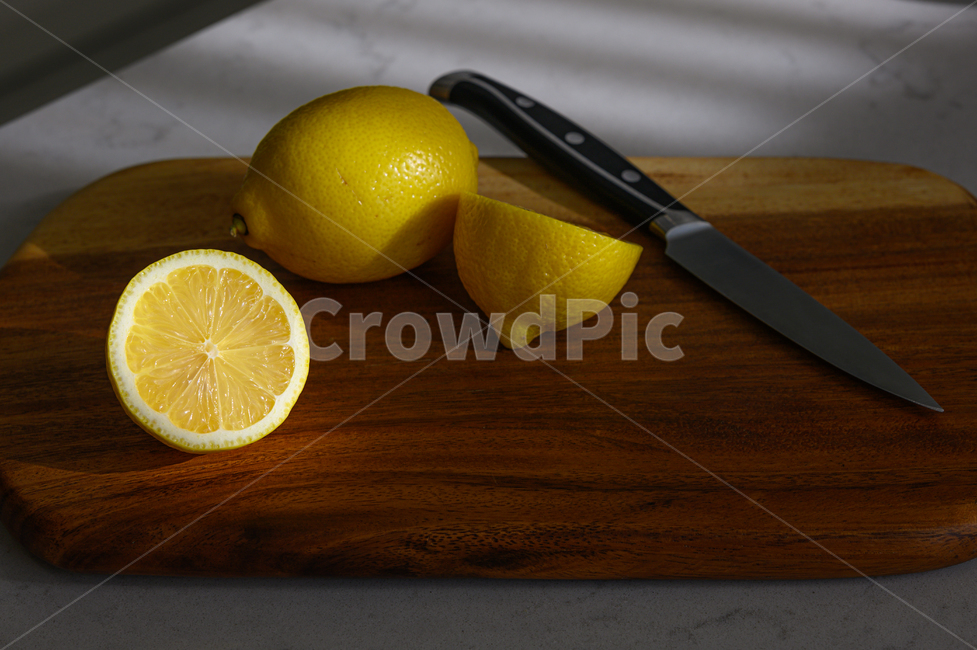 레몬,과도,도마,햇살,햇빛,칼,잘린,단면,주방,food,음식,fruit,과일,citrusfruit,감귤류과일,blade,knife,주황색,노란색,노랑,과일,열매,fruit