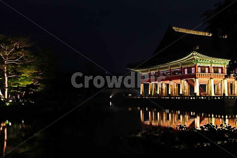 경복궁,경회루,야경,소나무,누각,경복궁야경,조선시대,gyeongbokgung,서울,seoul,景福宮,キョンボックン,ソウル,gyeonghoeru,慶会楼,야경,밤,풍경,nightscape,night,landscape,한국전통,한국문화,korean traditional,korean culture,랜드마크,landmark,tourist attraction,한국랜드마크,한국관광지,한국명소,korea landmark,korea tourist attraction,건축물,건물외관,exterior,building,structure,architecture,construction,건물,pagoda,탑,shrine,신사,worship,예배