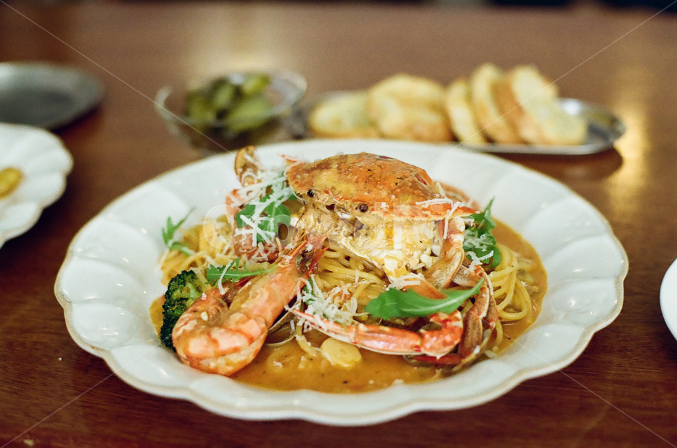 plating,shrimp,film photo,noodle,westerndishes,cheese,pasta,ingredients,westernfood,emotional photo,sensible,seafood,noodle dish,noodles,cook,restaurant,cuisine,prawn,dishes,film,feeling,food,meal,Restaurant,analog,emotion,westerncook,western cuisine,vint