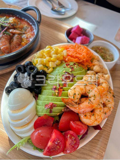 salad,brunch,cobb salad,avocado,shrimp,tomato,egg,vegetable,food