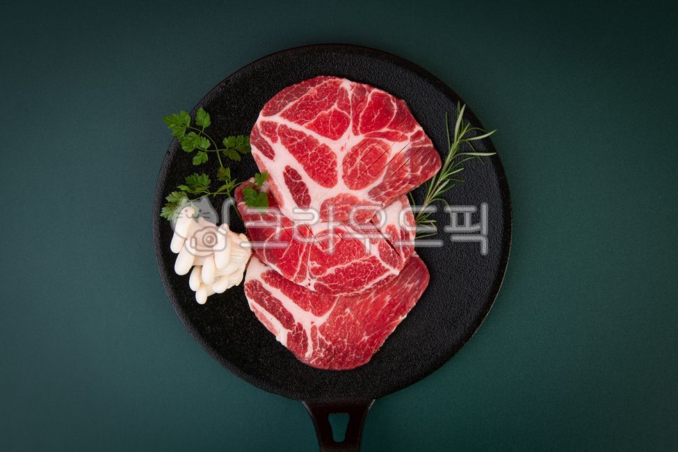 Pork ribs,raw ribs,pork,aged,ladle,plate,recipe,raw meat,marbling,meat,mushroom,butcher shop,food,meal,cooking,pork neck,neck