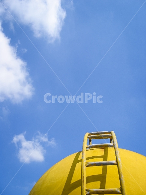 하늘,흰구름,노란,물탱크,계단,올라감,watertank,yellow,stairs,cloud,sky
