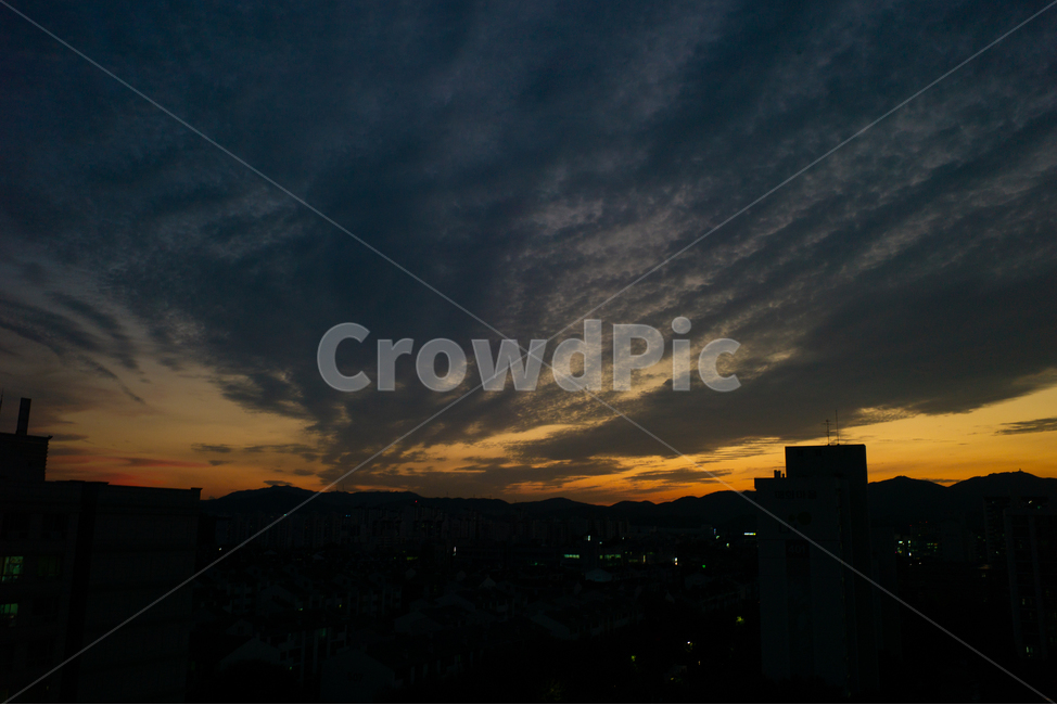 노을,해질녘,구름,바람길,양털구름,권적운,sunset,cloud,cirrocumulus,wind,roadofwind,야경,밤,풍경,nightscape,night,landscape,도시,city,nature,자연,outdoors,옥외,sky,하늘,red sky,붉은 하늘,dusk,황혼,dawn,새벽,일몰,sunlight,햇빛