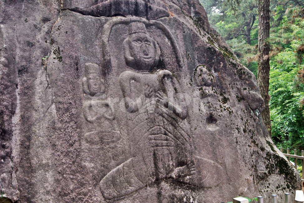Icheon,ring,natural stone,Collaborative payment,Triad Buddha,granite,Rockcarved Buddha,lotus position,Goryeo Dynasty,Sogori Rock Triad Stone Buddha,relief,Main halo