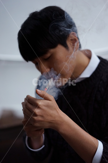 남성,남자,담배,흡연,금연,담배연기,담배꽁초,불씨,라이터,니코틴,건강,사람,인물,인간,human,person,남성,남자,man,male