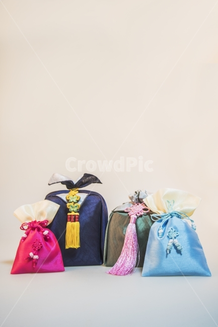 예물,예단,보자기,선물,보따리,노리개,포장,선물보자기,전통,실내,이벤트,쇼핑,팝업,1월,구정,신정,설,설날,기획사진,컨셉사진,콘셉사진,배경,백그라운드,gift,box,present,ribbon,isolated,decoration,package,wrapped,weddingpresents,Korea,Traditional,Indoor,Event,Shopping,Pop,January,PlanningPhotos,ConceptPhotos,Backgrounds,한국전통,한국문화,korean traditional,korean culture,사물,물건,오브젝트,thing,object,matter,연출,컨셉,콘셉,direction,concept,누끼,remove background