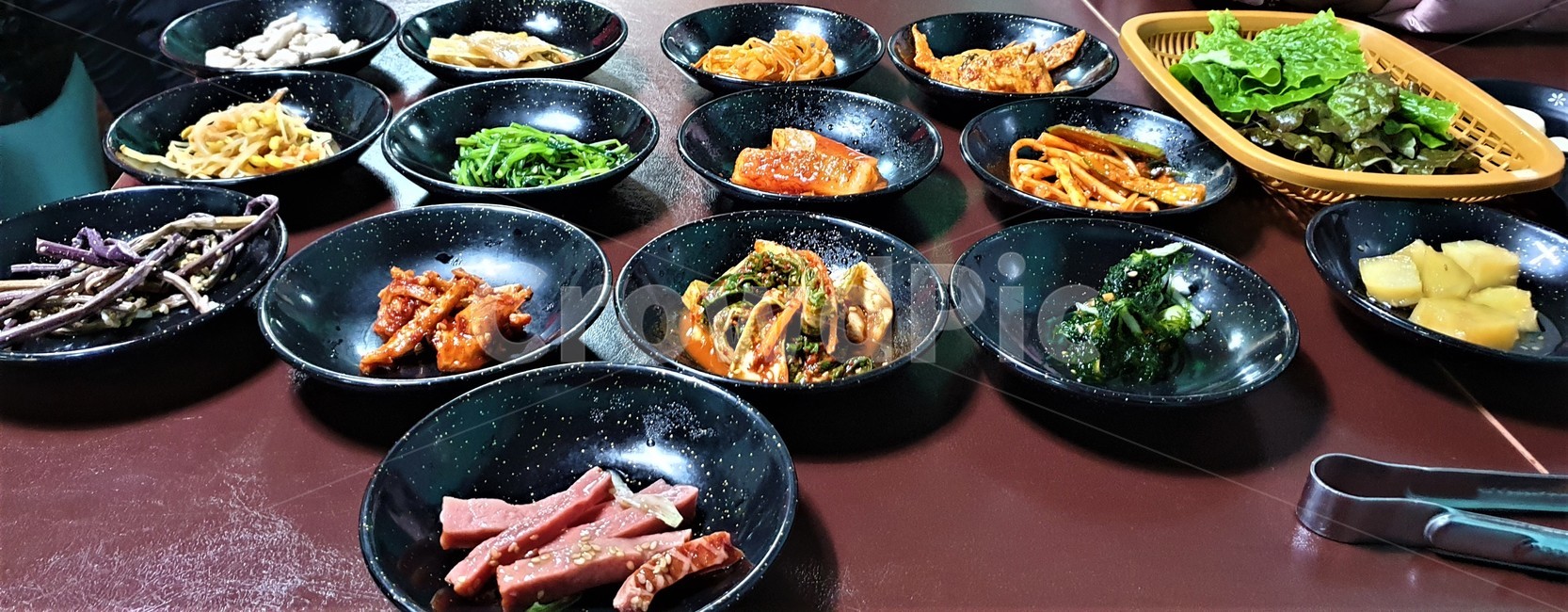 식사,김치,숟가락,젓가락,밥상,고사리나물,콩나물,상추,진수성찬,파래무침,오뎅무침,햄