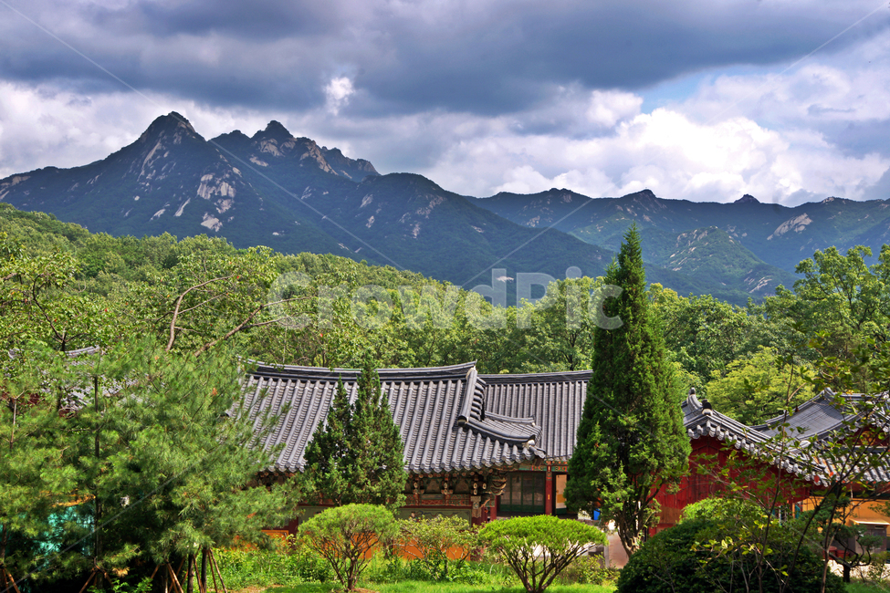 처마,당우,흥국사,고양시,불교사찰,북한산,구름,사찰,자연,자연,풍경,nature,landscape,한국자연풍경,한국자연경관,korea nature landscape,한국전통,한국문화,korean traditional,korean culture,outdoors,옥외