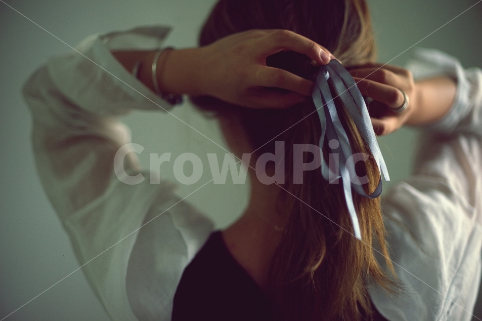 뒷모습,머리끈,긴머리,감성,감성사진,따뜻한사진,낭만,쓸쓸,고독,분위기,우울,그림자,어두움,사람,인물,인간,human,person,여성,여자,woman,female,lady,뷰티,미용,beauty treatment,감성,sensible,feeling