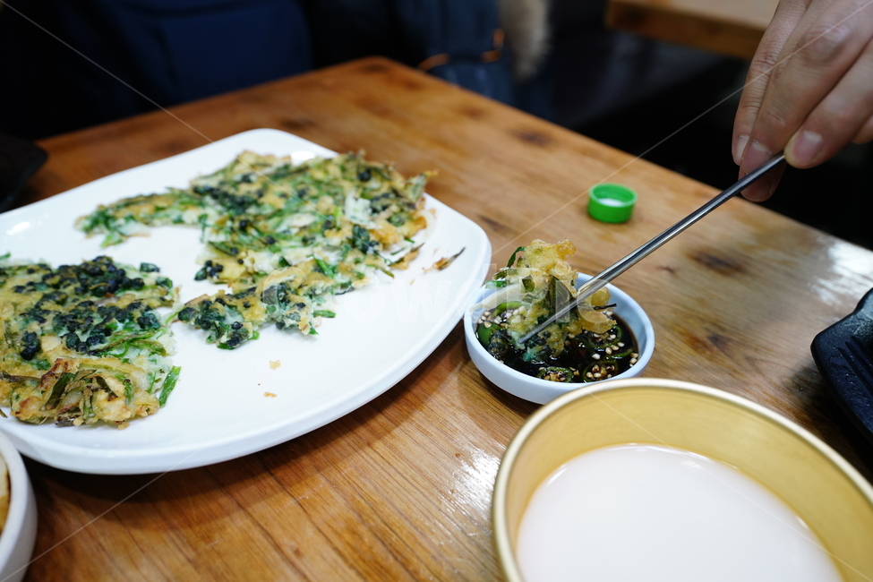 음식,한식,전,간식,안주,올갱이,먹방,한국,부침개,간장,야채,접시,요리,food,사람,인물,인간,human,person,신체일부,몸,body,음식,식재료,요리,food,cook,meal,dishes,food reserves,한식,한국음식,한국요리,korean food,korean dishes,korean meal,korean cook