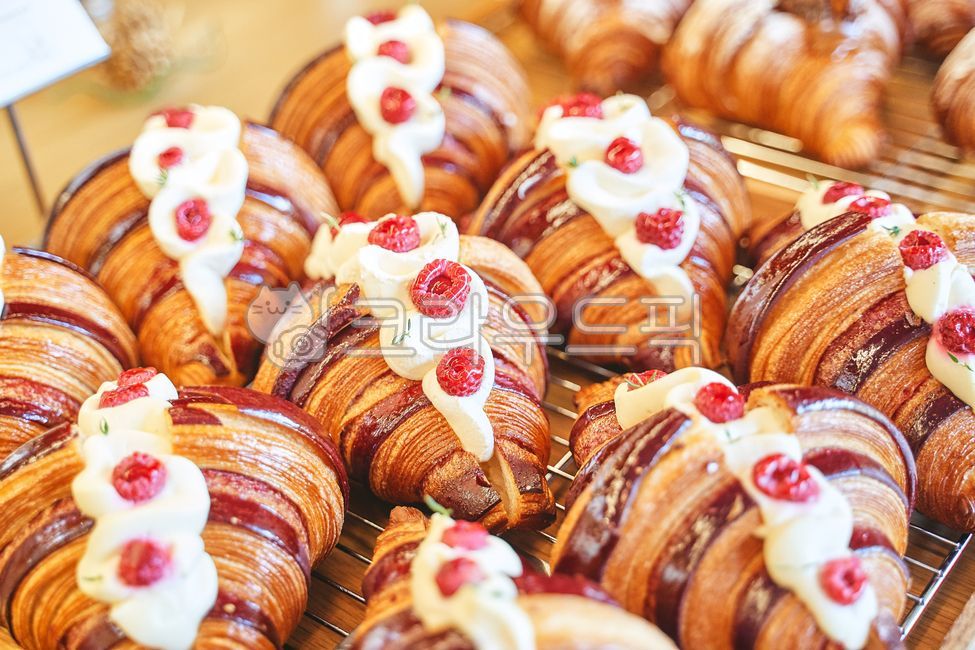 raspberry,bread,bakery,croissant,cream bread