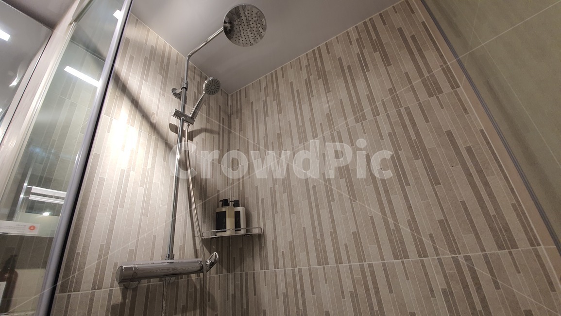 샤워실,샤워부스,해바라기,샤워기,깔끔한,욕실,room,방,bathroom,화장실,인테리어,실내디자인,interior design