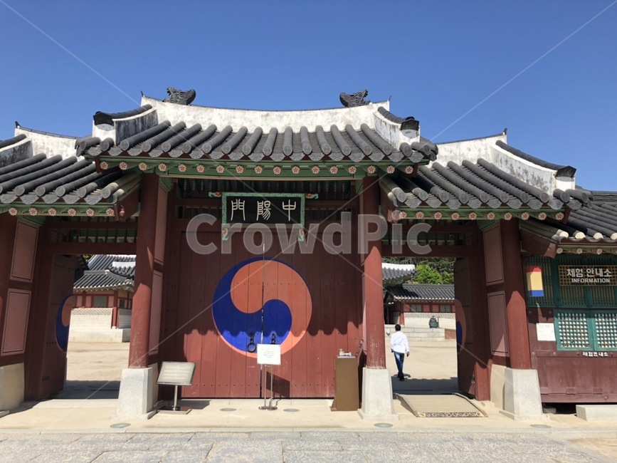 수원화성,화성행궁,행궁,기와,문,태극무늬,기와집,역사유적,유적지,문화재,세계문화유산,문화유산,유네스코,역사,조선,정조,화성,수원,관광지