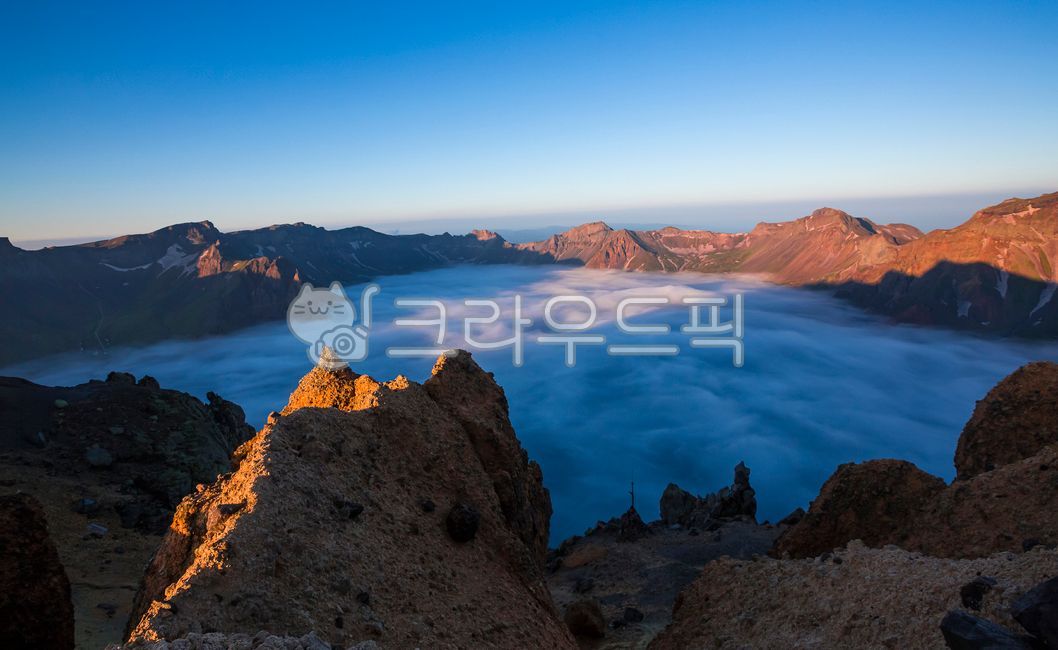 Spa,Baekdu Mountain Heaven and Earth,Mt Baekdu in Korea,North Korea,cloud,caldera,healing,superb view,water fog,mountain,Changbai Mountain,dormant volcano,sight,Remaining snow,secret place,Fog,sky,spa,Koreas nature,mountain range,Attractions,water,morning