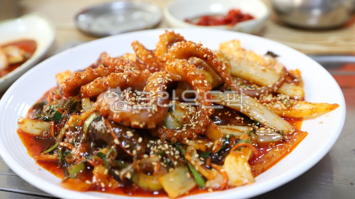 낙지,낙지볶음,낙지덮밥,해산물,수산물,외식,볶음요리,한식,sesame,참깨,meal,seasoning,양념,dish,요리,food,음식,양파,야채