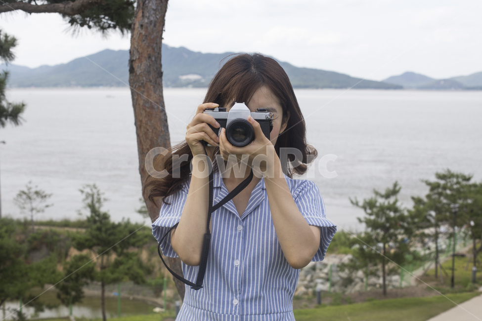 카메라,필름,필름카메라,빈티지,레트로,아날로그,촬영,포토그래퍼,사진작가,작가,사진촬영,여자,원피스,스트라이프,여성,여자,woman,female,lady,사진작가,포토그래퍼,photographer