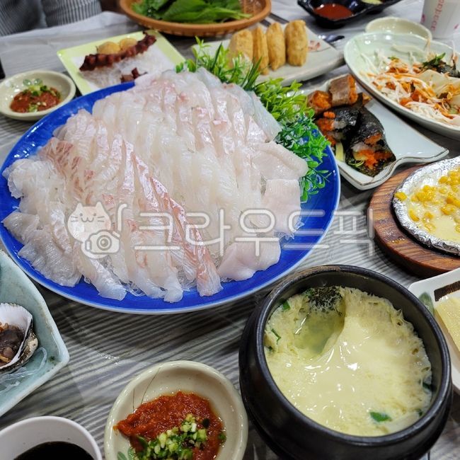 회,해산물,유부초밥,멍게,계란찜,광어,횟집,food,음식,meal,식사,dish,접시,plate,그릇